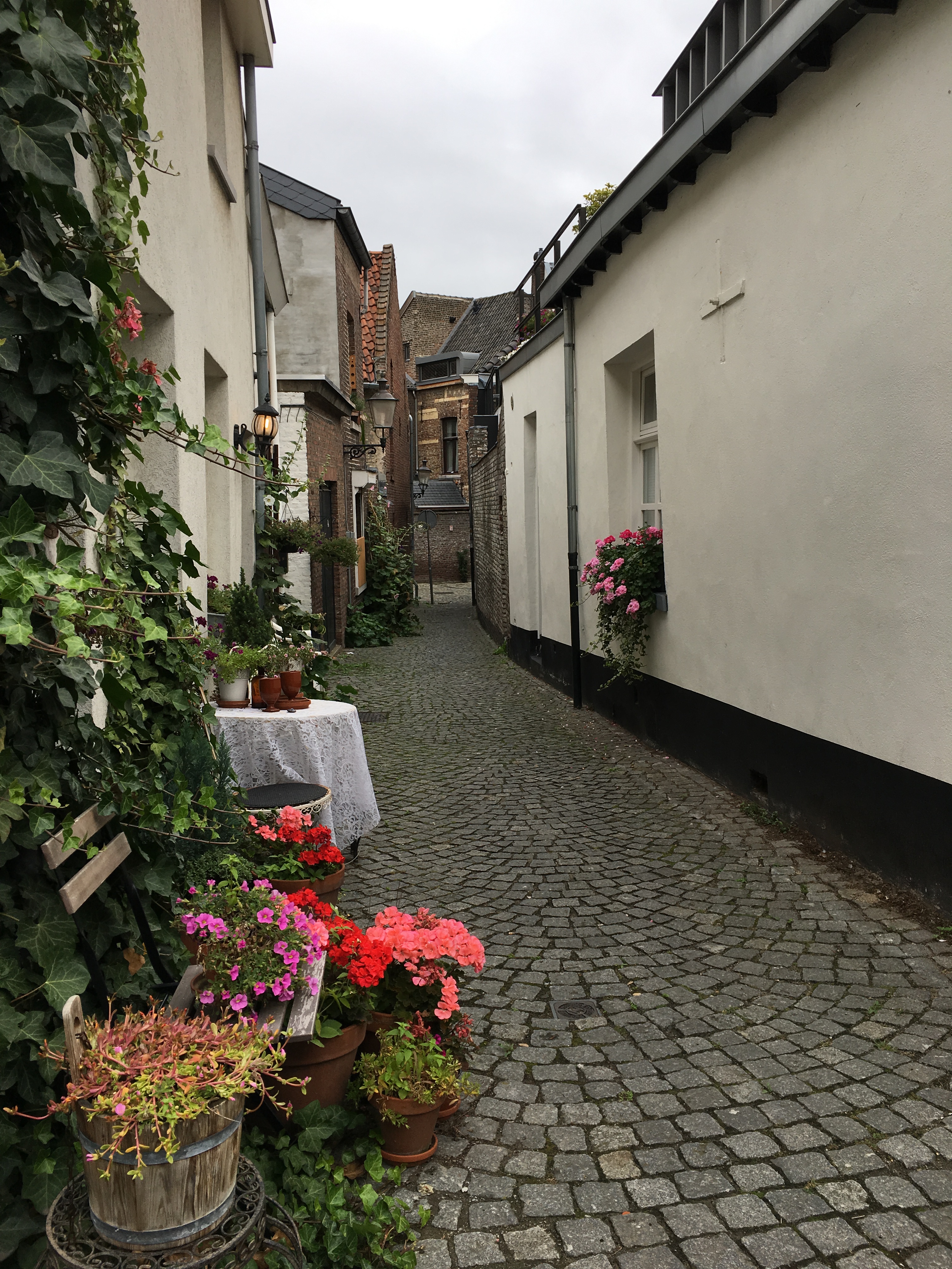 maastricht-narrow-street